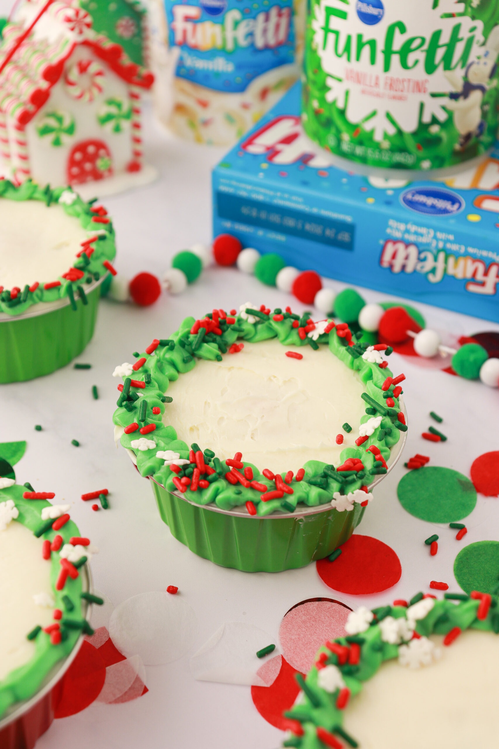 Holiday Mini Wreath Cakes Recipe